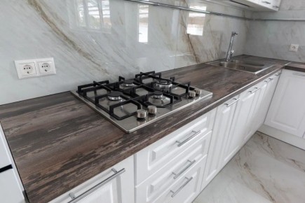 Как уберечь кухонную мебель от брызг и пара: эффективные советы