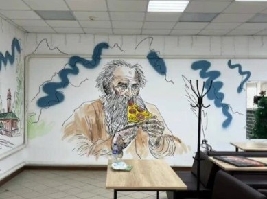 Как Лев Толстой вдохновил новое граффити в кафе