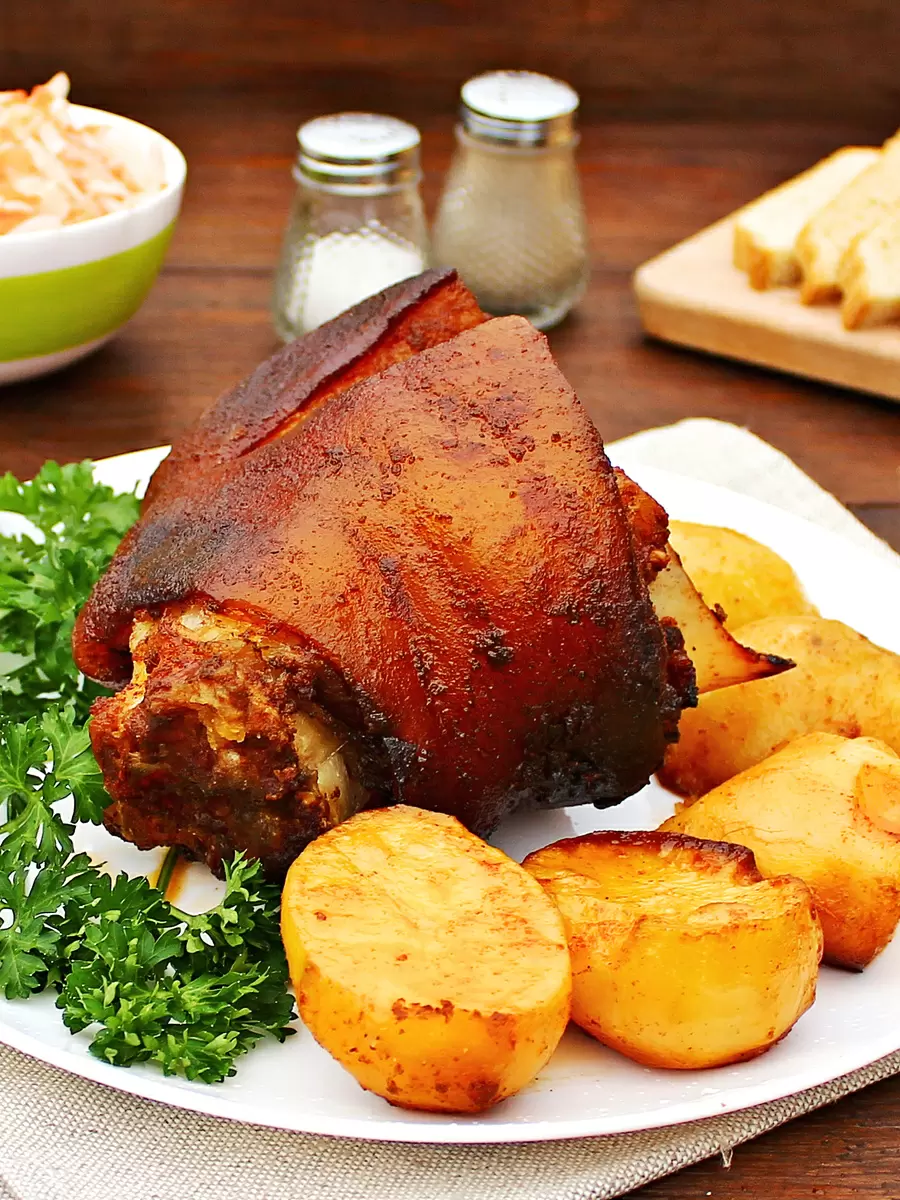 Сочная свиная рулька с картошкой: аромат на столе