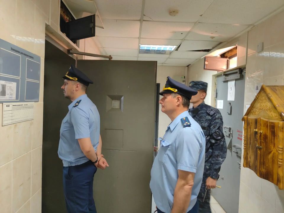 Заместитель прокурора области Александр Качуренко проверил состояние законности и условия содержания осужденных к принудительным работам в исправительном центре, расположенном в селе Льгово