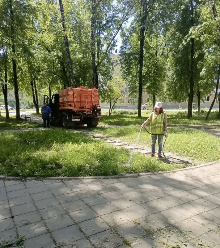 Городские службы поливают цветники и газоны на фоне жары Городские службы поливают цветники и газоны на фоне жары