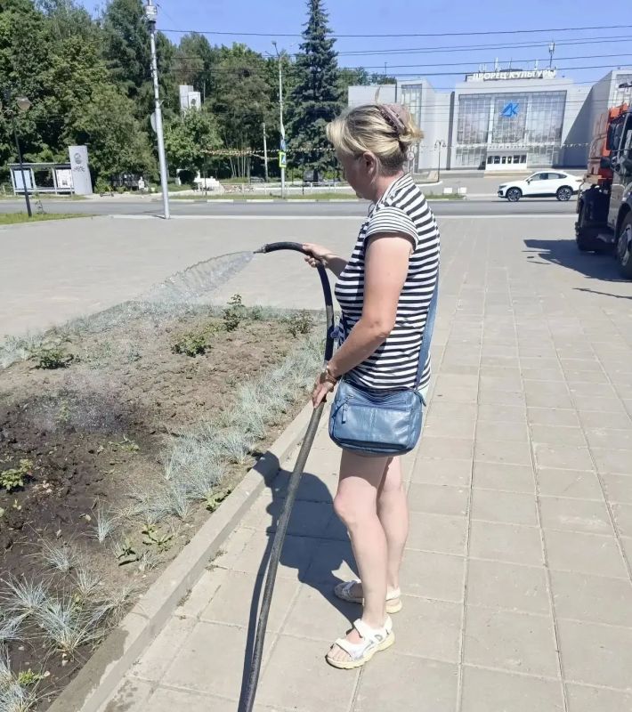 Городские службы поливают цветники и газоны на фоне жары Городские службы поливают цветники и газоны на фоне жары