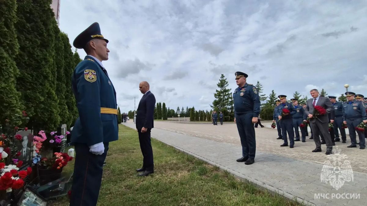 Глава МЧС России посетил военно-мемориальный комплекс «Курган славы» Глава МЧС России посетил военно-мемориальный комплекс «Курган славы»