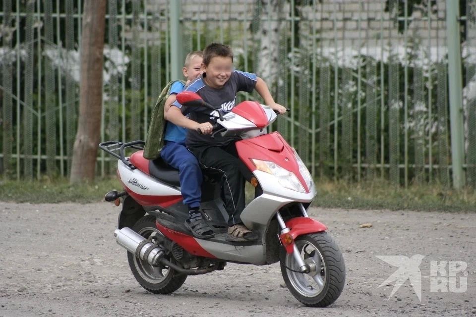 «Врезаются в столбы, машины и прохожих…» О подростках на мототранспорте в Рязани высказался врач