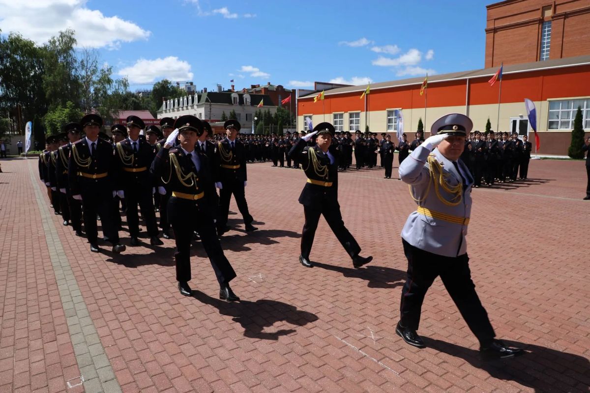 Врио начальника УМВД России по Рязанской области Александр Пиваев принял участие в церемонии вручения погон выпускникам РФМУ МВД России имени В.Я. Кикотя Врио начальника УМВД России по Рязанской области Александр Пиваев принял участие в церемонии вручения погон выпускникам РФМУ МВД России имени В.Я. Кикотя