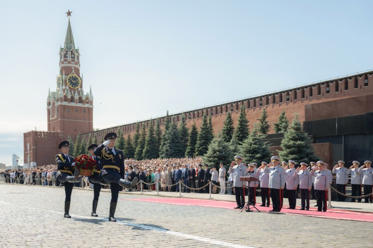 Фоторепортаж с Красной площади, где сегодня состоялась торжественная церемония вручения дипломов о высшем образовании и нагрудных знаков выпускникам Московского университета МВД России имени В.Я. Кикотя Фоторепортаж с Красной площади, где сегодня состоялась торжественная церемония вручения дипломов о высшем образовании и нагрудных знаков выпускникам Московского университета МВД России имени В.Я. Кикотя