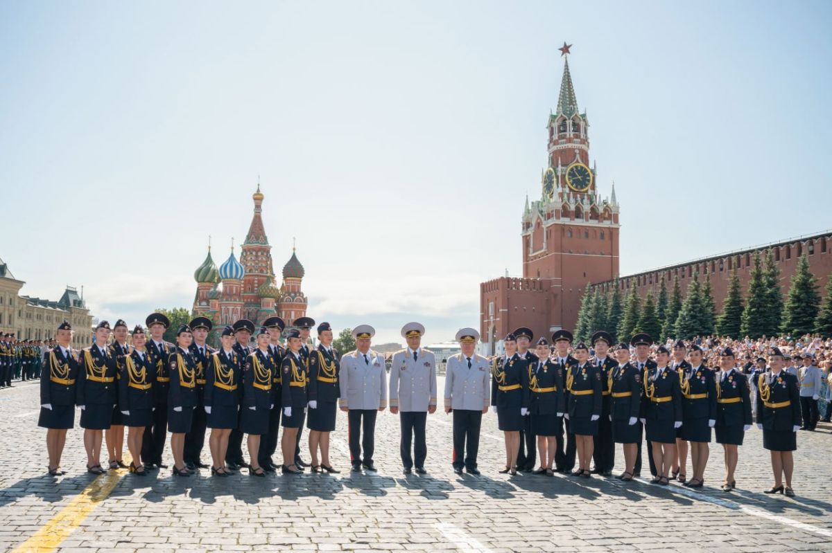 Фоторепортаж с Красной площади, где сегодня состоялась торжественная церемония вручения дипломов о высшем образовании и нагрудных знаков выпускникам Московского университета МВД России имени В.Я. Кикотя Фоторепортаж с Красной площади, где сегодня состоялась торжественная церемония вручения дипломов о высшем образовании и нагрудных знаков выпускникам Московского университета МВД России имени В.Я. Кикотя