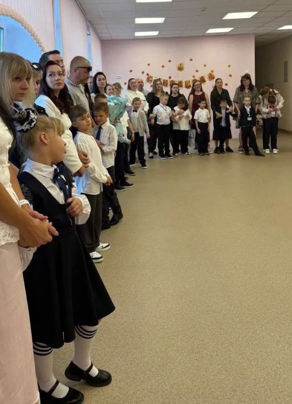 Полицейские и общественники поздравляют школьников Октябрьского района Рязани с Днем знаний Полицейские и общественники поздравляют школьников Октябрьского района Рязани с Днем знаний