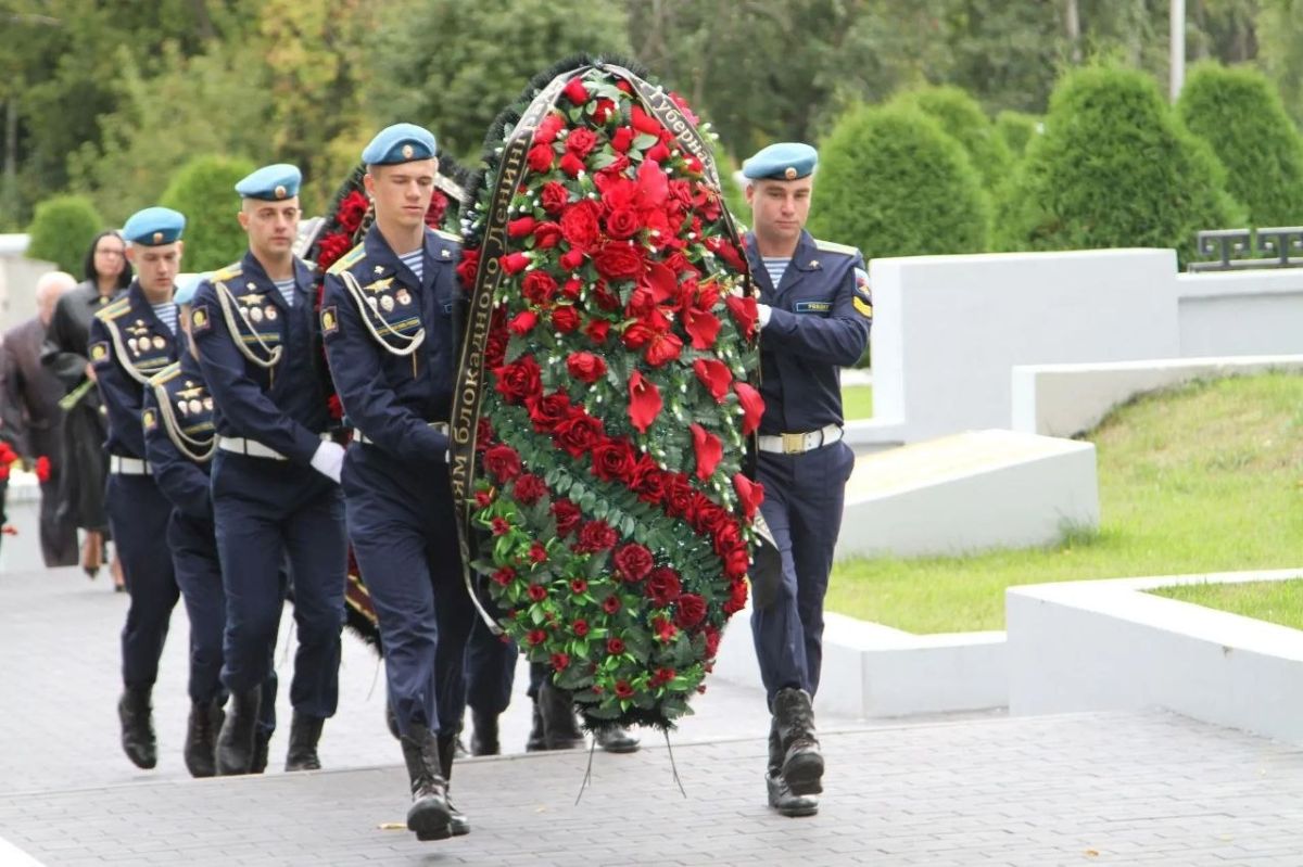 Сегодня на территории Скорбященского мемориального комплекса офицеры следственного управления СК России по Рязанской области приняли участие в митинге и возложении цветов в память о жителях блокадного Ленинграда и защитниках... Сегодня на территории Скорбященского мемориального комплекса офицеры следственного управления СК России по Рязанской области приняли участие в митинге и возложении цветов в память о жителях блокадного Ленинграда и защитниках...