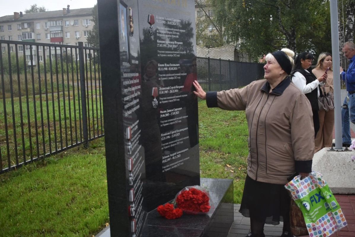 В Кораблинской школе имени Героя РФ Игоря Сарычева открыли памятник выпускникам, погибшим в военных конфликтах и СВО В Кораблинской школе имени Героя РФ Игоря Сарычева открыли памятник выпускникам, погибшим в военных конфликтах и СВО