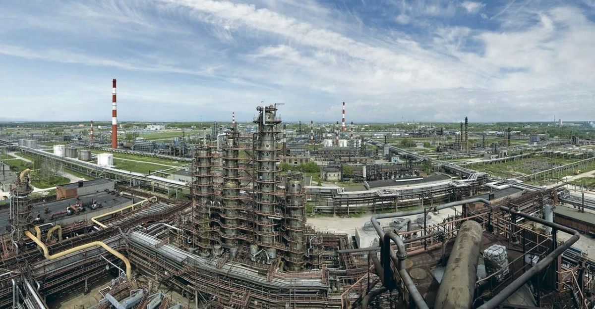 Атака врага вывела из строя Рязанский НПЗ, снабжающий топливом Москву — Reuters Атака врага вывела из строя Рязанский НПЗ, снабжающий топливом Москву — Reuters