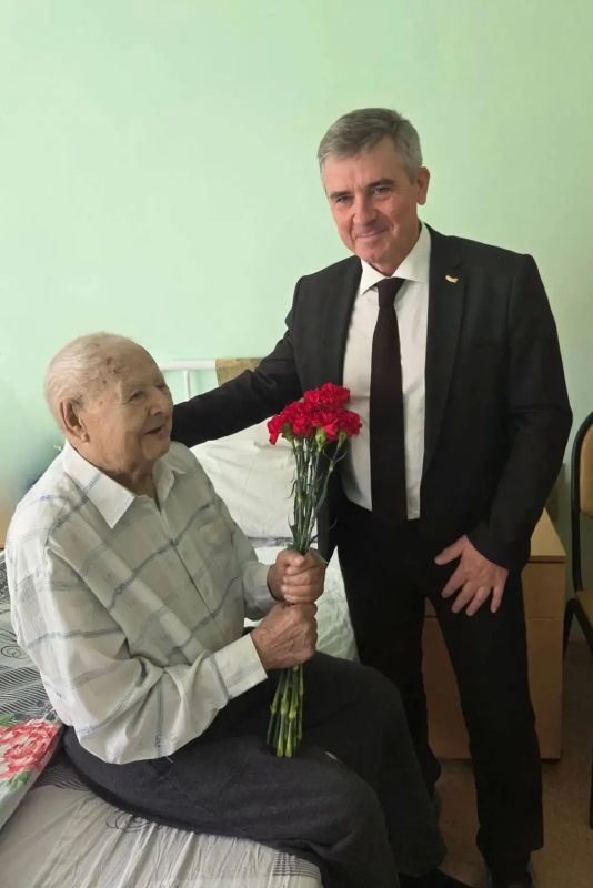 Андрей Сидоренко, председатель регионального Избиркома, поздравил ветерана Великой Отечественной войны Дмитрия Черничкина со 101-м днем рождения Андрей Сидоренко, председатель регионального Избиркома, поздравил ветерана Великой Отечественной войны Дмитрия Черничкина со 101-м днем рождения