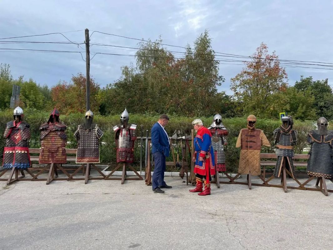 В селе Константиново Рыбновского округа перед сельским домом культуры выставили реплики доспехов русских воинов В селе Константиново Рыбновского округа перед сельским домом культуры выставили реплики доспехов русских воинов