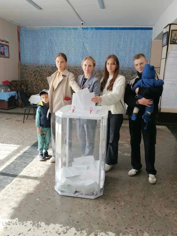Голосуем всей семьей — создаем будущее вместе! Голосуем всей семьей — создаем будущее вместе!