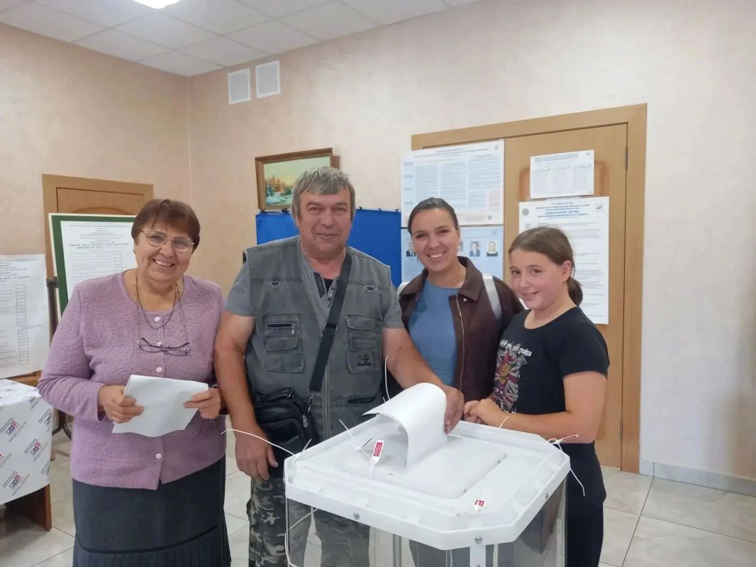 Голосуем всей семьей — создаем будущее вместе! Голосуем всей семьей — создаем будущее вместе!