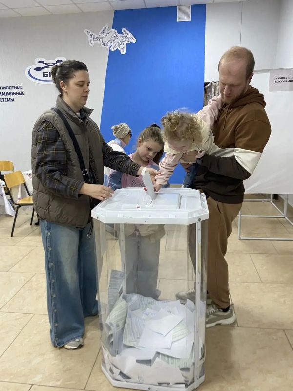 Голосуем всей семьей — создаем будущее вместе! Голосуем всей семьей — создаем будущее вместе!