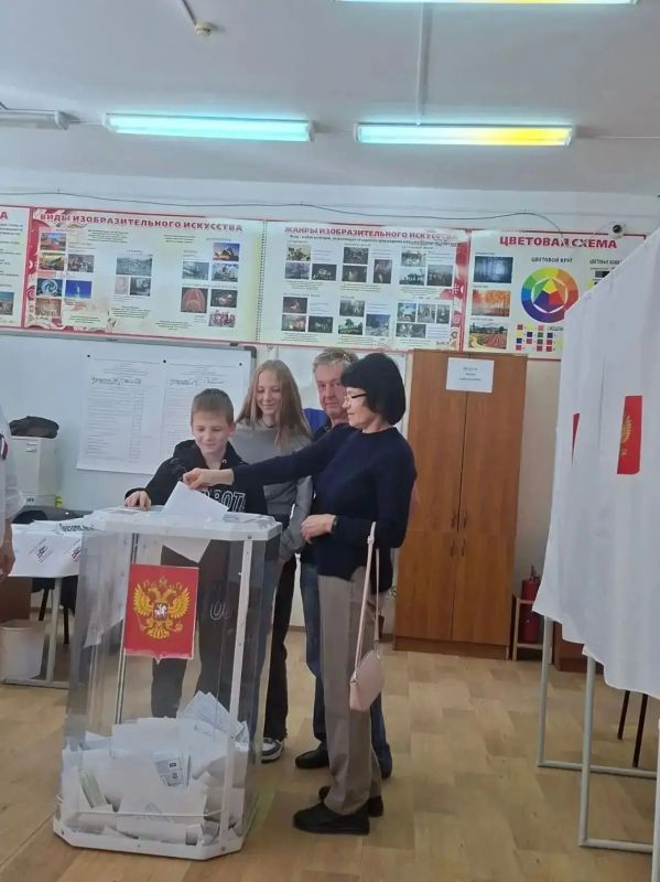 Голосуем всей семьей — создаем будущее вместе! Голосуем всей семьей — создаем будущее вместе!
