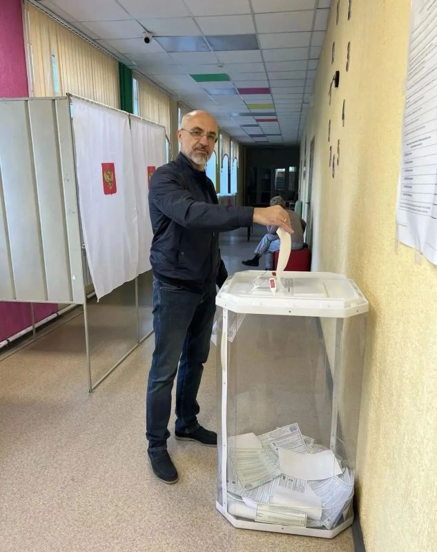 Руководители исполнительных органов власти региона также приняли участие в голосовании на выборах в Государственную Думу девятого созыва. Руководители исполнительных органов власти региона также приняли участие в голосовании на выборах в Государственную Думу девятого созыва.