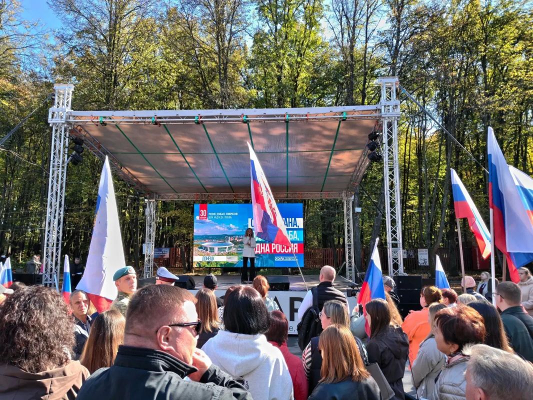 В Рязанском Лесопарке торжественно отметили День воссоединения Донбасса и Новороссии с Россией В Рязанском Лесопарке торжественно отметили День воссоединения Донбасса и Новороссии с Россией