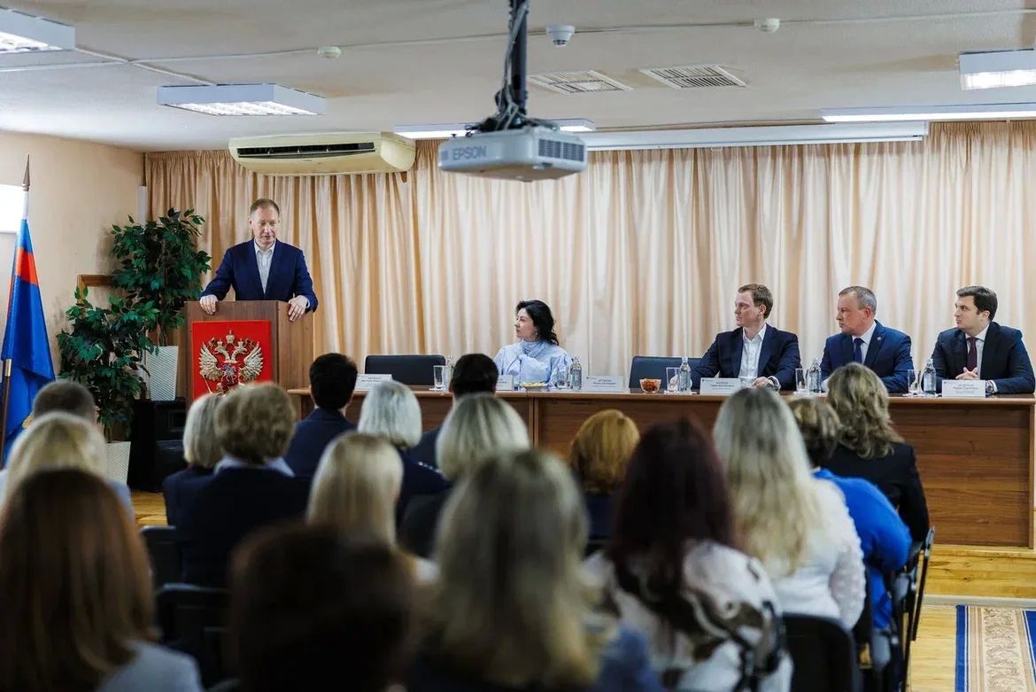 Руководитель Федерального казначейства Роман Артюхин вместе с Губернатором Рязанской области Павлом Малковым встретились с коллективом местного УФК Руководитель Федерального казначейства Роман Артюхин вместе с Губернатором Рязанской области Павлом Малковым встретились с коллективом местного УФК