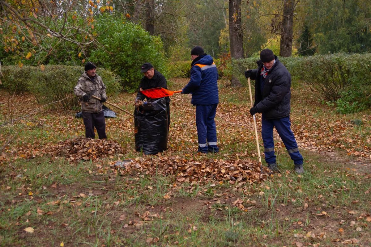 В областном центре состоялся первый осенний общегородской субботник В областном центре состоялся первый осенний общегородской субботник
