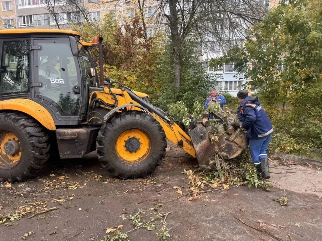 В областном центре состоялся первый осенний общегородской субботник В областном центре состоялся первый осенний общегородской субботник
