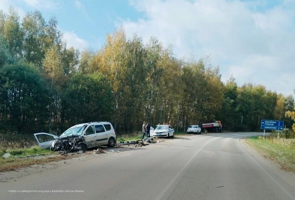 «Лада» в лобовую столкнулась с КАМАЗом вблизи Рязани