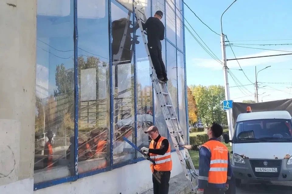 На деньги автомобилиста. На остановке «Таможня» в Рязани начали ремонт пешеходного перехода после пожара