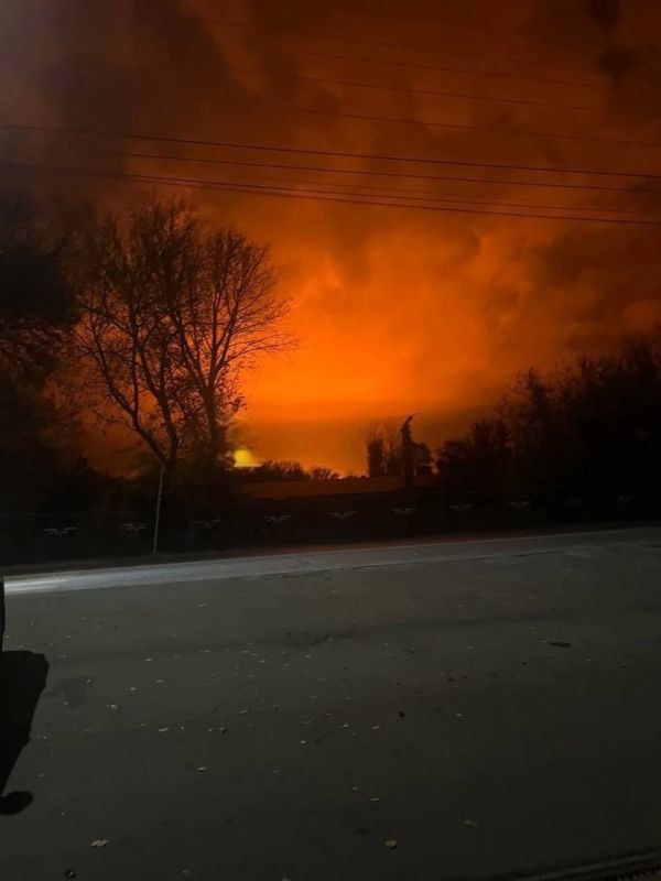 Ночью ВСУ нанесли удары по Рязанскому НПЗ и аэродрому Борисоглебск в Воронежской области, где располагаются бомбардировщики Су-34 Ночью ВСУ нанесли удары по Рязанскому НПЗ и аэродрому Борисоглебск в Воронежской области, где располагаются бомбардировщики Су-34