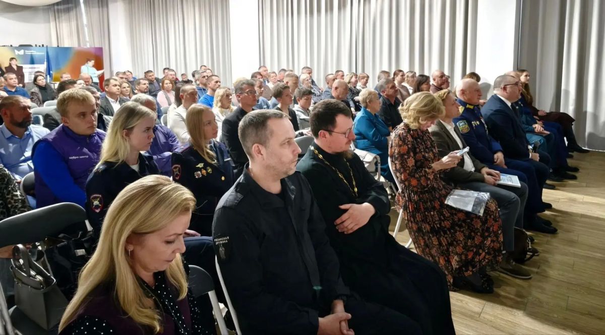 Представители регионального УМВД приняли участие в форуме «Рязанская отцовская дружина» Представители регионального УМВД приняли участие в форуме «Рязанская отцовская дружина»