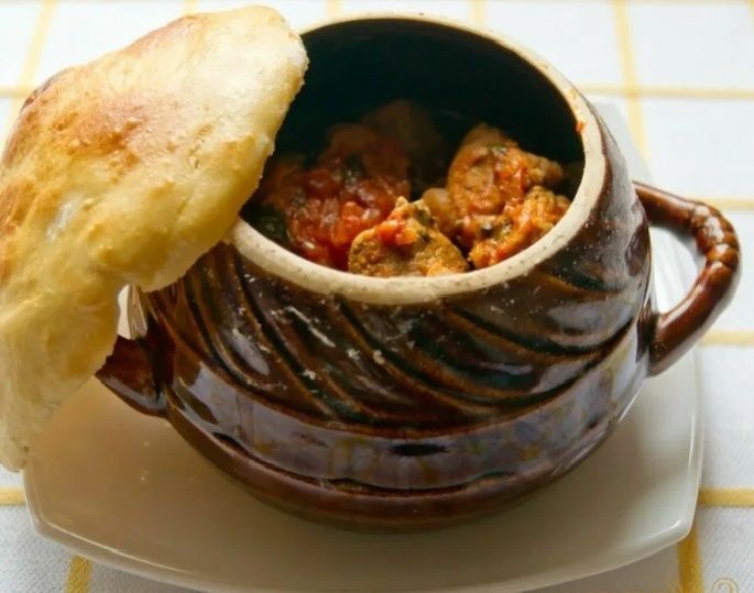 Жаркое в горшочках: уютный рецепт с хрустящей тестяной крышкой