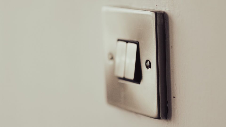 Жирный налет вокруг выключателя исчезнет на глазах: поможет обычный утюг