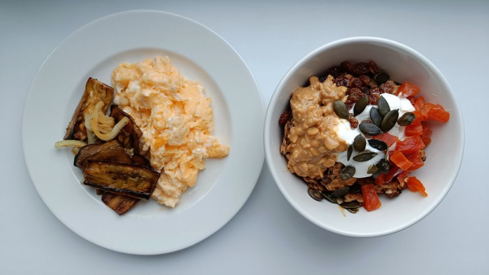 Яблочно-кокосовая гранола с черносливом