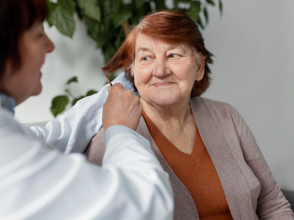 Как заработать пенсионные баллы, заботясь о пожилых людях