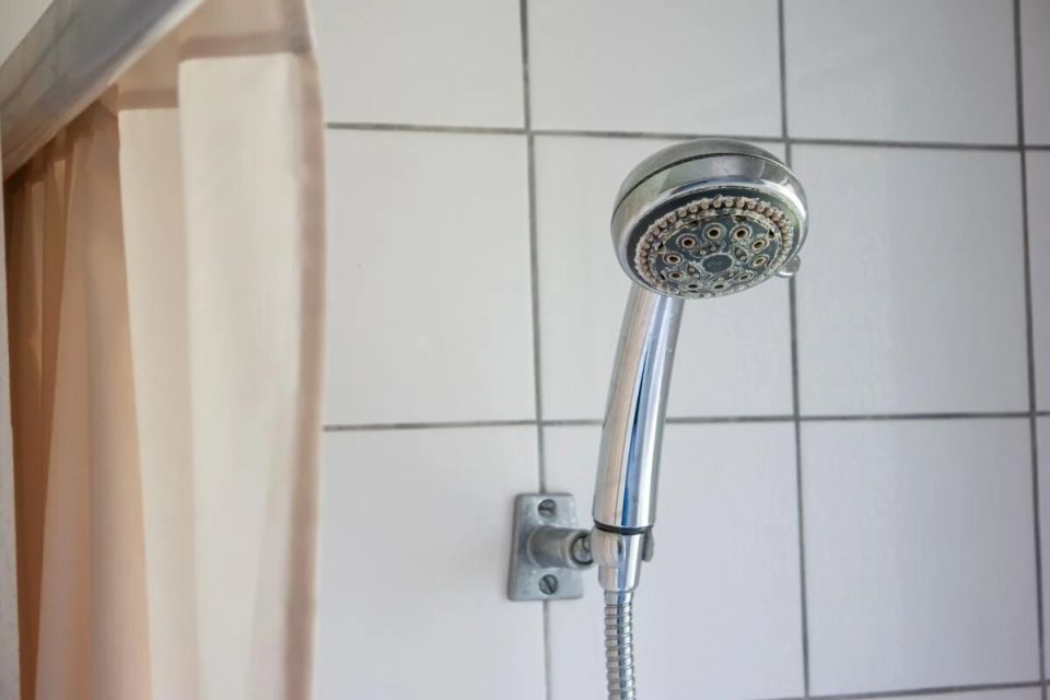 Как эффективно справиться с известковым налетом в душе: простые советы