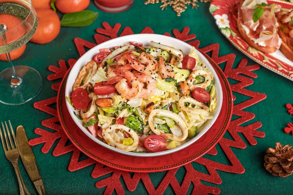 Нежный салат с морепродуктами и ароматным устричным айоли