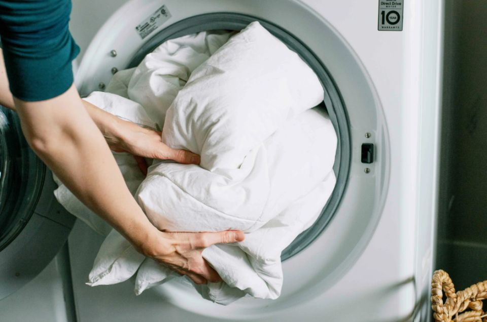 Секреты стирки большого одеяла: как обойтись без химчистки и стиральной машины