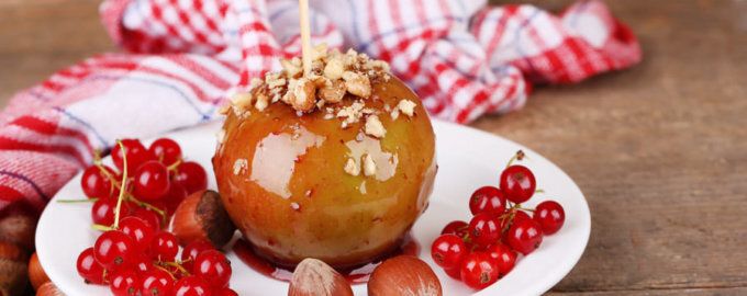 Яблоки в ягодной карамели с грецкими орехами: восхитительный десерт для всей семьи