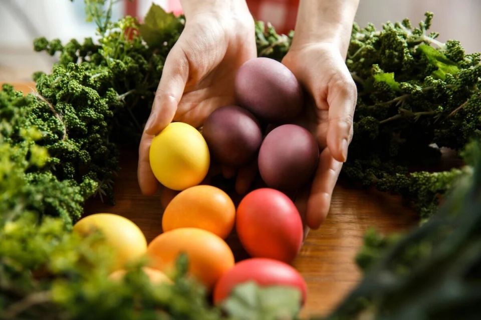 Натуральная палитра: как красить пасхальные яйца без химии